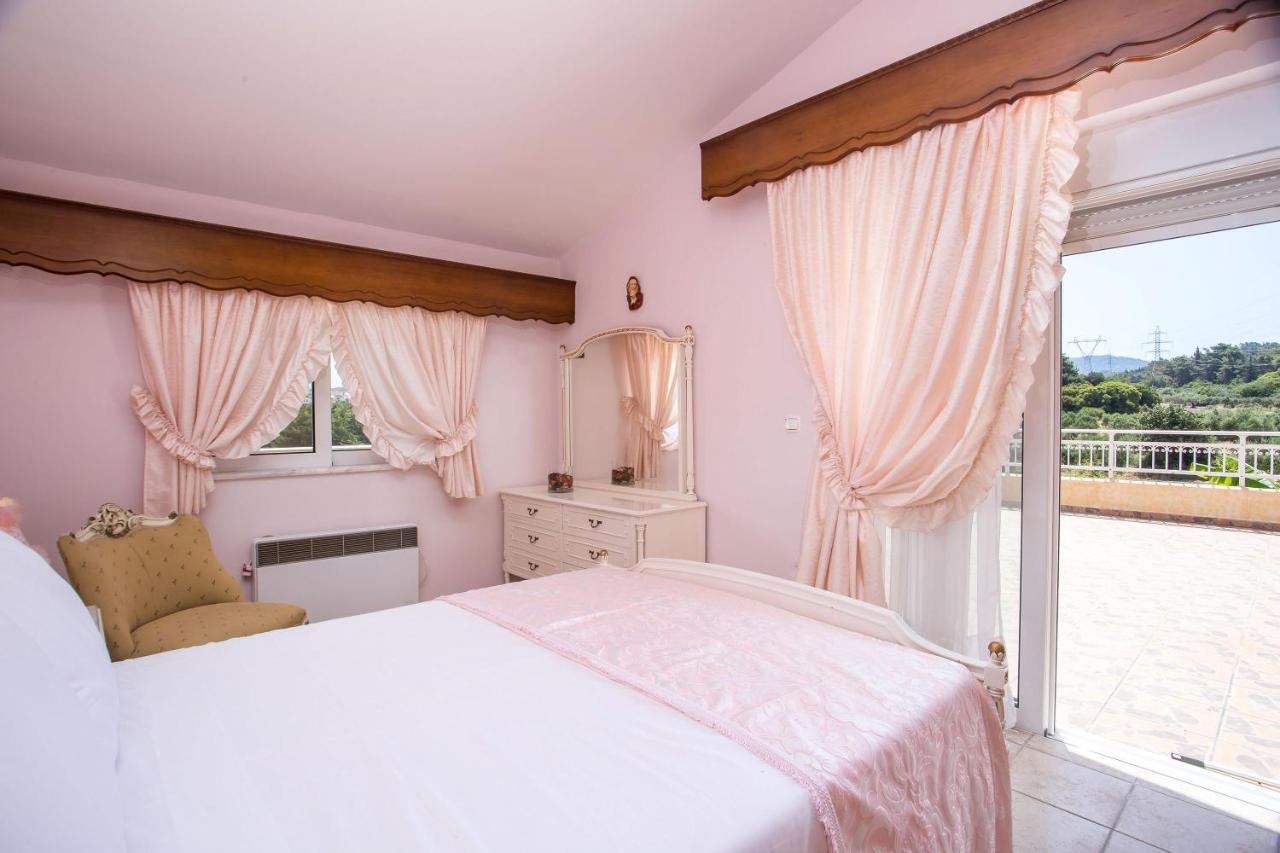 Laylande House Theológos