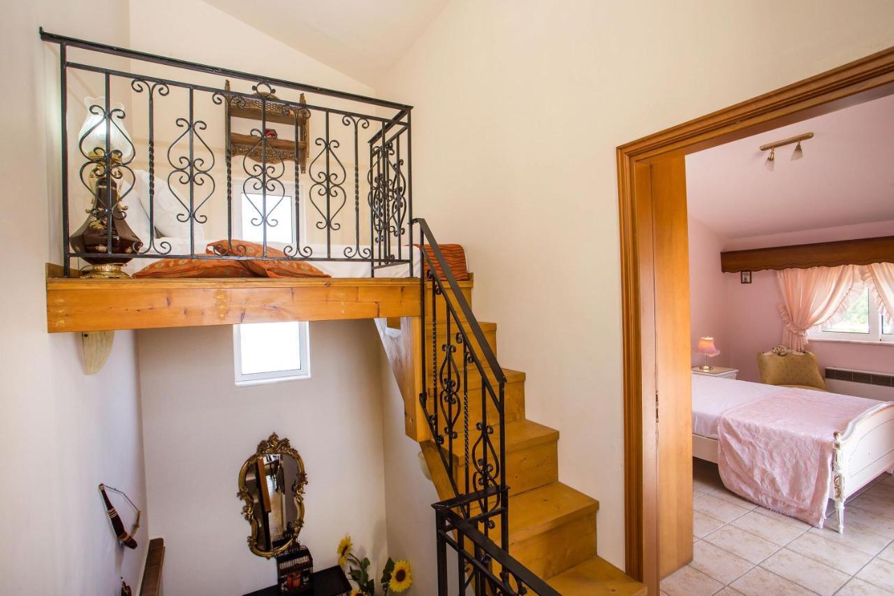 Laylande House Theológos