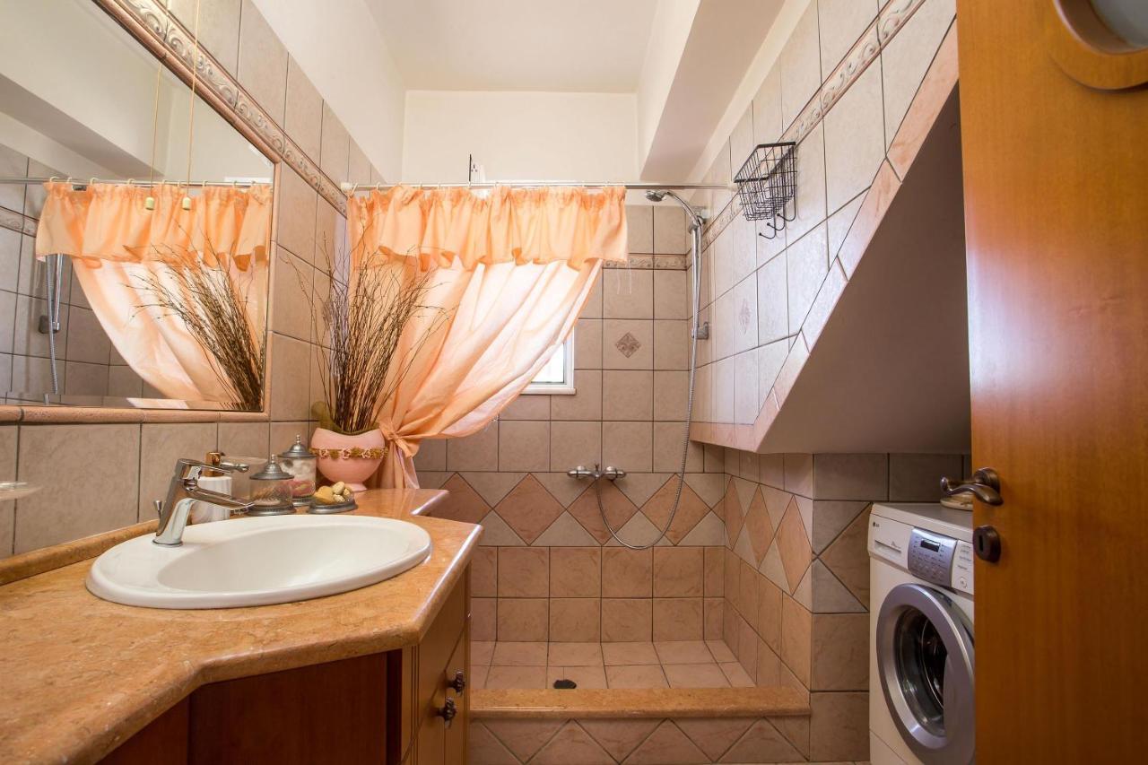 Laylande House Theológos